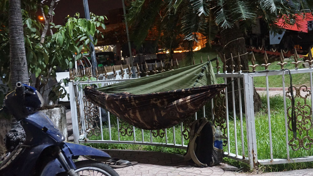 Người Sài Gòn co ro trong đêm lạnh ngày cận Tết